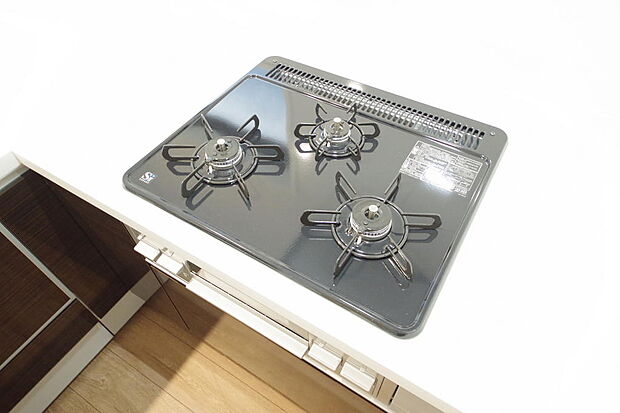 三ツ口コンロはSiセンサーが組み込まれています。長時間の使用の際にセンサーが自動でストップします。