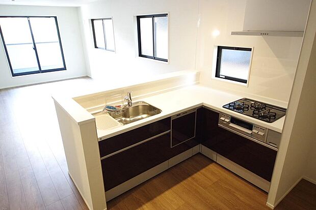 収納豊富で、日々のお料理から後片付けまで快適に、はかどるキッチンです。