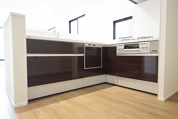 キッチンには耐久性が高く、お手入れも簡単で人工大理石トップを採用して、キッチンを優雅に演出しました。