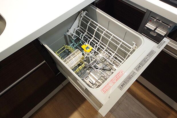 食器の出し入れがしやすいスライド収納タイプの食器洗い乾燥機です。また、節水効果にも優れています。