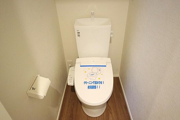 少ない水を有効に使って、汚れも効率よく洗浄します。便器は奥までふちのない掃除がしやすい形状です。