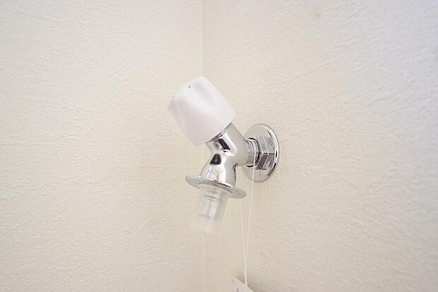 洗濯機用の給水口には蛇口ではなく、全自動洗濯機が設置できる専用の給水口が設置されております。