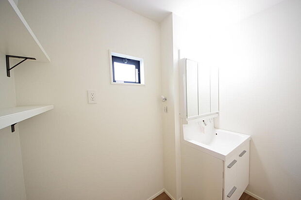 家族全員で利用するパブリックスペースとなりますので、鏡周りの収納ですっきり洗面台がご利用いただけます
