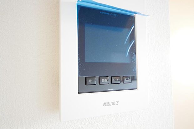 来訪者を映像と音声で確認可能なので、煩わしいセールスにも住戸内で対話可能です。