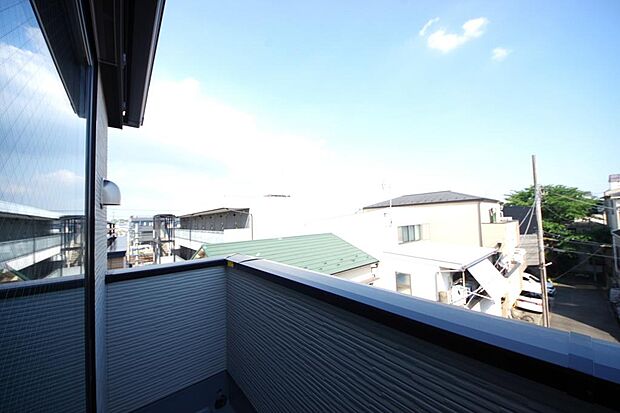 陽光あふれるバルコニーは、たくさんの光を浴びることができるのでお洗濯物やお布団もしっかり干せます。