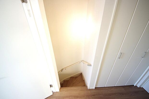 階段には手すりを標準装備することで、お子様やご高齢者の安全性にも配慮しております。