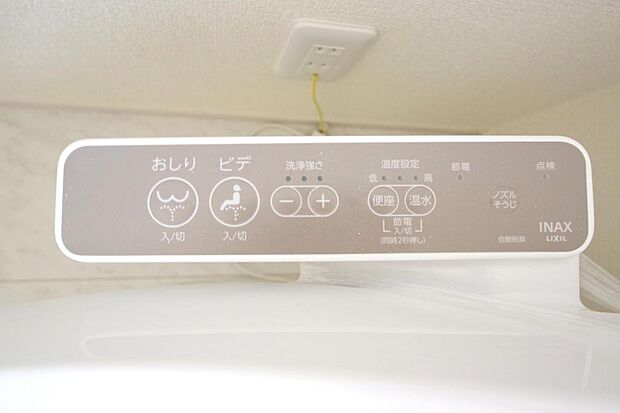 トイレでの洗浄、水量、水温などの機能はリモコンでラクに操作できます。人気の設備の一つです。