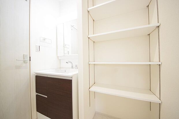 家族全員で利用するパブリックスペースとなりますので、鏡周りの収納ですっきり洗面台がご利用いただけます