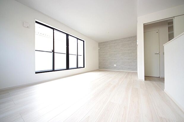 明るい陽光が差し込み開放的なリビング　ダイニングを演出し、ゆとりある空間はご満足いただけます。