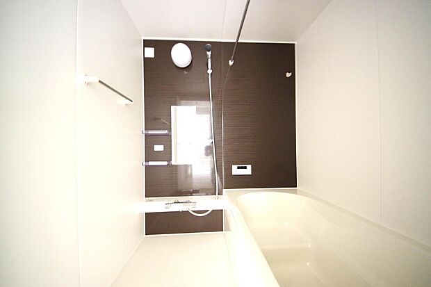 心地よい入浴タイムを追求した大きな浴槽とアクセントパネルで、より高級感が演出されます。