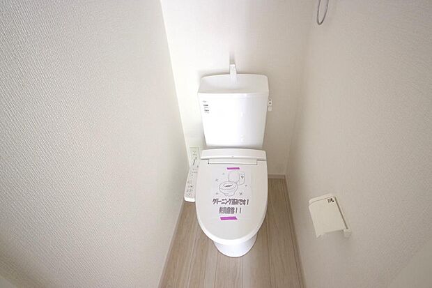 少ない水を有効に使って、汚れも効率よく洗浄します。便器は奥までふちのない掃除がしやすい形状です。