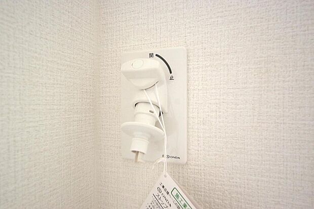 洗濯機用の給水口には蛇口ではなく、全自動洗濯機が設置できる専用の給水口が設置されております。