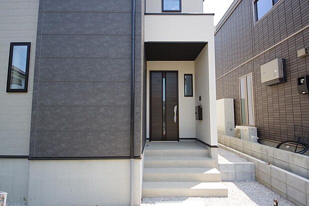 玄関はいわばその邸宅の顔です。だからこそ、迎賓のためにしつらえを細部まで施しました。