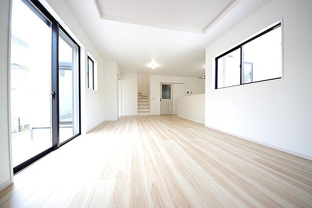 明るい陽光が差し込み開放的なリビング ダイニングを演出し、ゆとりある空間はご満足いただけます。