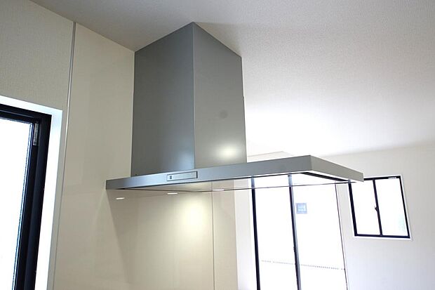 キッチン上部には、ブーツ型の照明付きのレンジフードが標準装備されております。