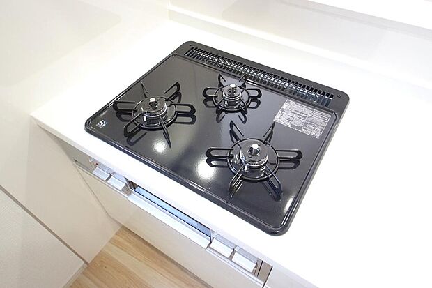 三ツ口コンロはSiセンサーが組み込まれています。長時間の使用の際にセンサーが自動でストップします。