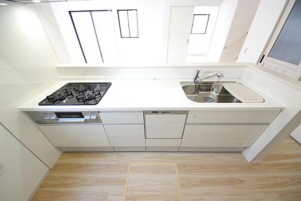 キッチンには耐久性が高く、お手入れも簡単で人工大理石トップを採用して、キッチンを優雅に演出しました。