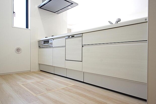 キッチンには耐久性が高く、お手入れも簡単で人工大理石トップを採用して、キッチンを優雅に演出しました。