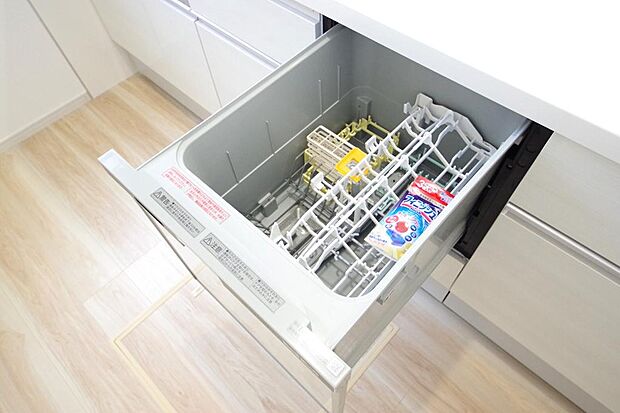 食器の出し入れがしやすいスライド収納タイプの食器洗い乾燥機です。また、節水効果にも優れています。