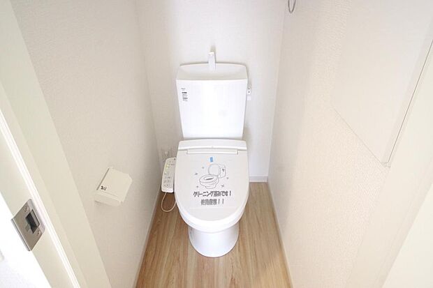 少ない水を有効に使って、汚れも効率よく洗浄します。便器は奥までふちのない掃除がしやすい形状です。