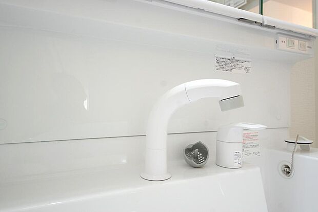 洗面台の給水口はホースが伸びるので朝シャン出来ます。シングルレバーでお湯の温度も楽々調整出来ます。