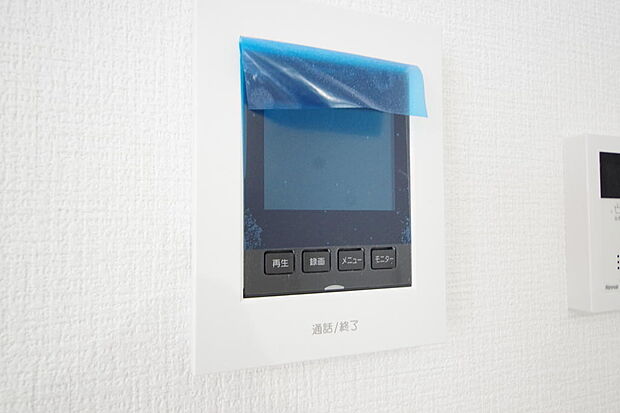 来訪者を映像と音声で確認可能なので、煩わしいセールスにも住戸内で対話可能です。