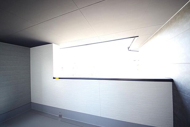 陽光あふれるバルコニーは、たくさんの光を浴びることができるのでお洗濯物やお布団もしっかり干せます。