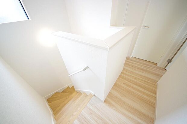 階段には手すりを標準装備することで、お子様やご高齢者の安全性にも配慮しております。