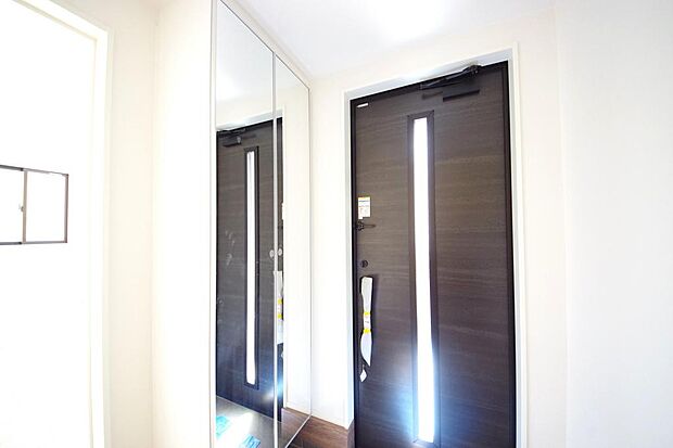 玄関を美しく整理できる収納量豊かなシューズインクロークです。高さの調整できる棚板を採用しております。