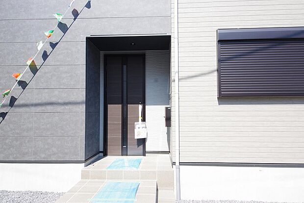 玄関はいわばその邸宅の顔です。だからこそ、迎賓のためにしつらえを細部まで施しました。