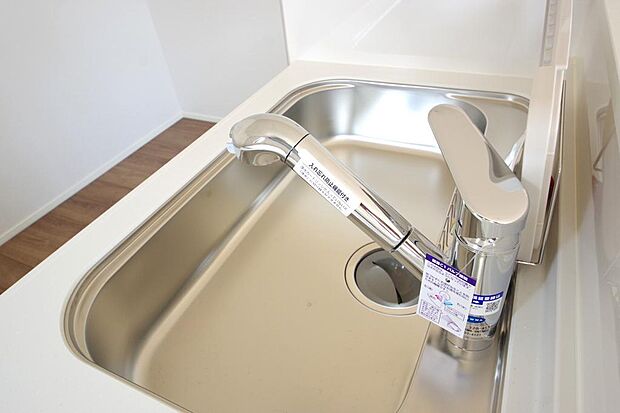 キッチンの水栓はホースが伸びますので、大きな鍋も楽に洗う事が出来ます。浄水器もビルトインです。