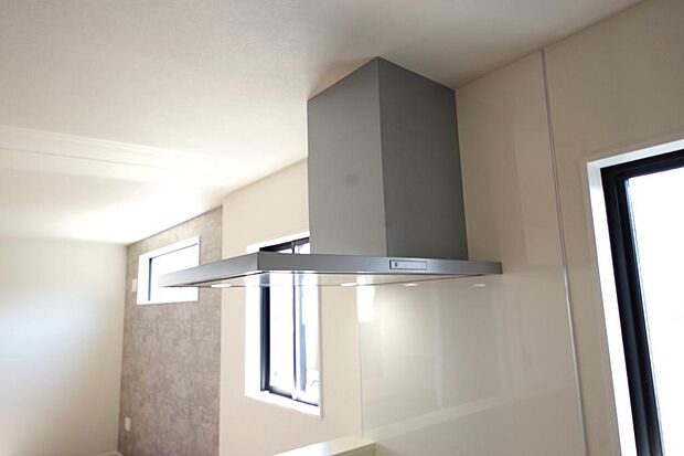 キッチン上部には、ブーツ型の照明付きのレンジフードが標準装備されております。