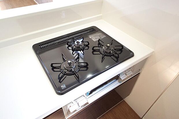 三ツ口コンロはＳｉセンサーが組み込まれています。長時間の使用の際にセンサーが自動でストップします。