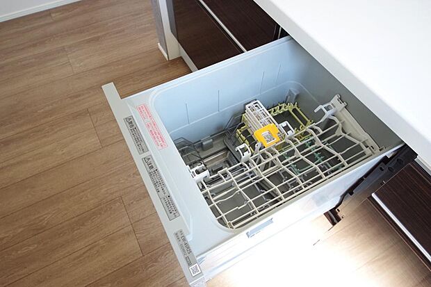 食器の出し入れがしやすいスライド収納タイプの食器洗い乾燥機です。また、節水効果にも優れています。