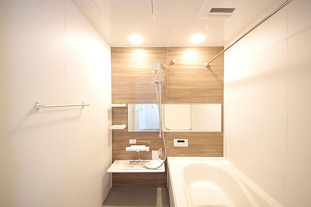 心地よい入浴タイムを追求した大きな浴槽とアクセントパネルで、より高級感が演出されます。