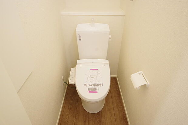 少ない水を有効に使って、汚れも効率よく洗浄します。便器は奥までふちのない掃除がしやすい形状です。