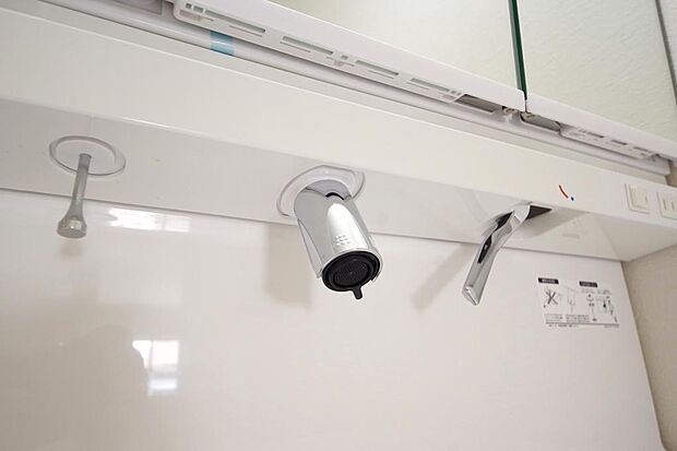 洗面台の給水口はホースが伸びるので朝シャン出来ます。シングルレバーでお湯の温度も楽々調整出来ます。