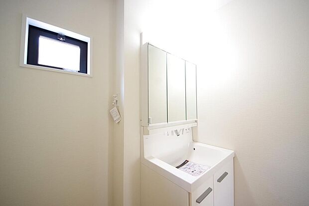 家族全員で利用するパブリックスペースとなりますので、鏡周りの収納ですっきり洗面台がご利用いただけます