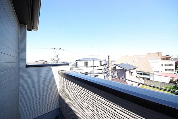 陽光あふれるバルコニーは、たくさんの光を浴びることができるのでお洗濯物やお布団もしっかり干せます。