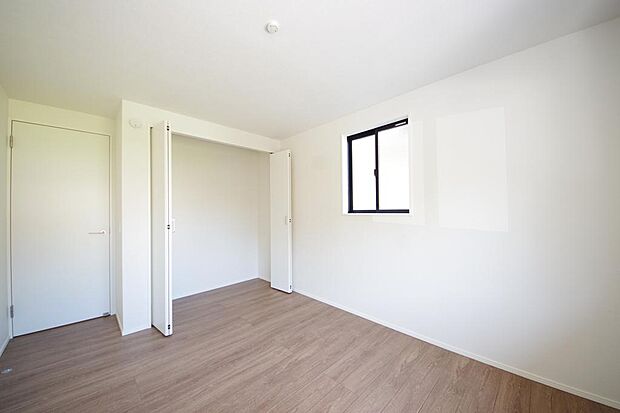 木の質感が優しい床材と豊富な収納が特徴的な、心に温かさを感じる内装です。