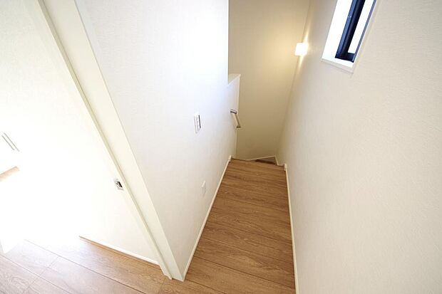 階段には手すりを標準装備することで、お子様やご高齢者の安全性にも配慮しております。