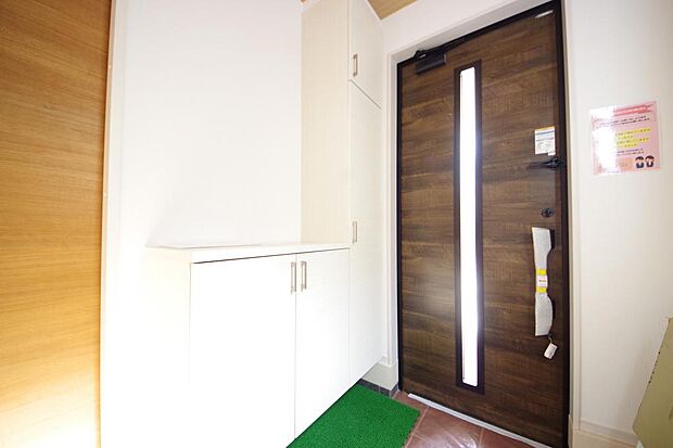 玄関を美しく整理できる収納量豊かなシューズインクロークです。高さの調整できる棚板を採用しております。