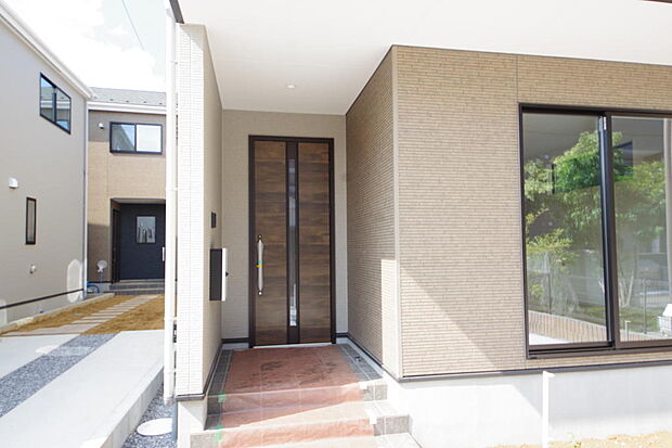 玄関はいわばその邸宅の顔です。だからこそ、迎賓のためにしつらえを細部まで施しました。