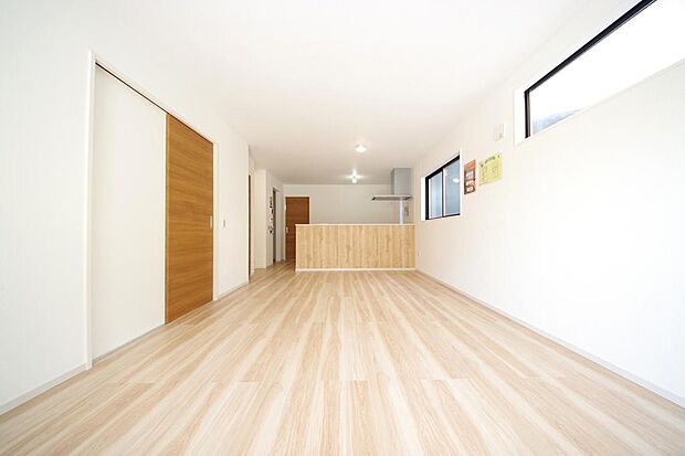 明るい陽光が差し込み開放的なリビング ダイニングを演出し、ゆとりある空間はご満足いただけます。