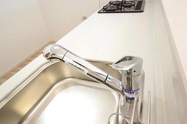 キッチンの水栓はホースが伸びますので、大きな鍋も楽に洗う事が出来ます。浄水器もビルトインです。