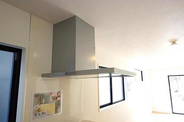 キッチン上部には、ブーツ型の照明付きのレンジフードが標準装備されております。