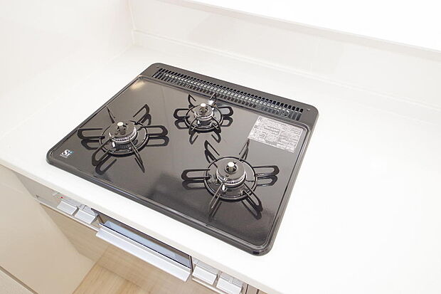 三ツ口コンロはSiセンサーが組み込まれています。長時間の使用の際にセンサーが自動でストップします。