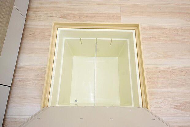 ミネラルウォーター、缶詰、非常食のストックに便利です。空間を有効に利用した収納です。