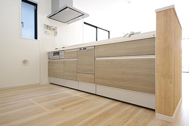 キッチンには耐久性が高く、お手入れも簡単で人工大理石トップを採用して、キッチンを優雅に演出しました。