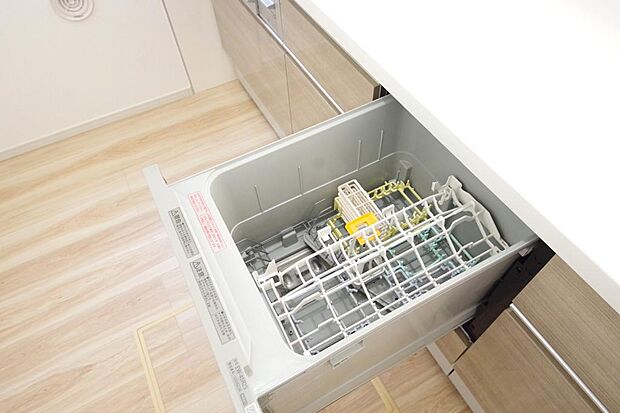 食器の出し入れがしやすいスライド収納タイプの食器洗い乾燥機です。また、節水効果にも優れています。